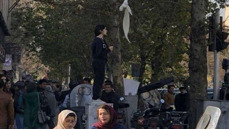 "الإفراج" عن الإيرانية التي خلعت حجابها في احتجاجات طهران
